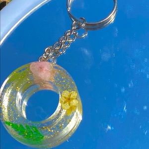 O FLOWER RESIN KEYCHAIN
